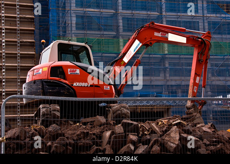 Eine unbemannte KX080-3 "Kubota Traktor" Bagger sitzt oben auf einem Haufen Schutt in Dundee, Großbritannien Stockfoto