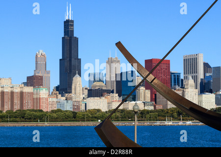 Chicago Stadtbild, das Adler Planetarium Sonnenuhr im Vordergrund mit dem Willis Tower, darüber hinaus, Chicago, Illinois, USA Stockfoto