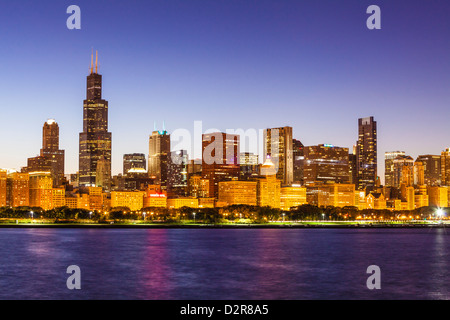 Skyline von Chicago und Lake Michigan in der Dämmerung mit dem Willis Tower, ehemals Sears Tower, auf der linken Seite, Chicago, Illinois, USA Stockfoto