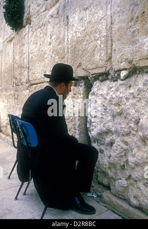 Jüdische Volk Mann männlich im Gebet bei The Wailing Wall in der alten Stadt von Jerusalem Israel Stockfoto