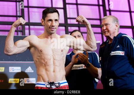 Düsseldorf, Deutschland. 31. Januar 2013. Mittelgewicht-Boxer Deutschlands Felix Sturm (L) stellt neben seinem Trainer Fritz Sdunek beim offiziellen Wiegen in Düsseldorf, 31. Januar 2013. Sturm wird Soliman in Düsseldorf am 1. Februar 2013 box. Foto: ROLF VENNENBERND/Dpa/Alamy Live News Stockfoto