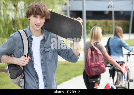 Studenten auf dem Campus mit dem skateboard Stockfoto