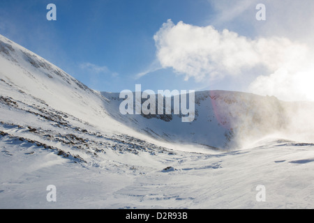 Triebschnee in Coire eine Sneachda in die Cairngorm Mountains, Schottland, Großbritannien. Stockfoto