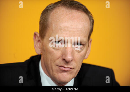 Datei - Datei Foto datiert 19. Februar 2009 zeigt Karl-Thomas Neumann, dann Continental AG Vorsitzender des Vorstands, lächelnd auf der Bilanz-Pressekonferenz in Hannover.  Deutsche Medien berichten 31. Januar 2013 vom Opel-Aufsichtsrat als Vorsitzender des Vorstands der maroden deutschen Automobilhersteller Opel Karl-Thomas Neumann ernannt wurde. Karl-Thomas Neumann ist 1. März 2013 sein Amt übernehmen. Foto: JOCHEN LUEBKE Stockfoto