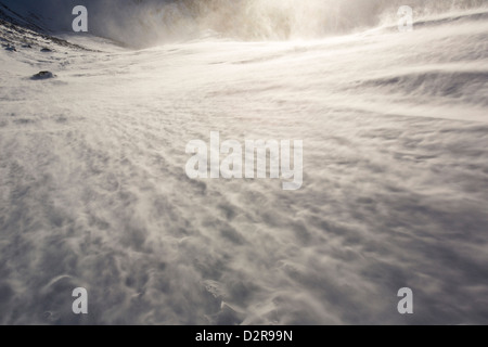 Triebschnee in Coire eine Sneachda in die Cairngorm Mountains, Schottland, Großbritannien. Stockfoto