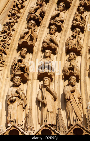 Detail der Skulpturen auf dem Bogen der Westfassade, die Kathedrale Notre Dame, Paris, Frankreich, Europa Stockfoto