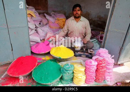 Mann, Verkauf von farbigen Pulver für Holi Festival, Barsana, Uttar Pradesh, Indien, Asien Stockfoto