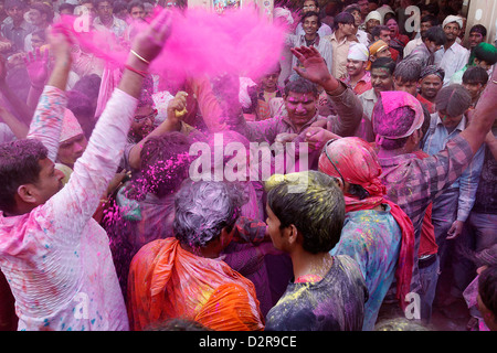 Tänzer feiern Holi-Fest in Barsana Tempel, Barsana, Uttar Pradesh, Indien, Asien Stockfoto