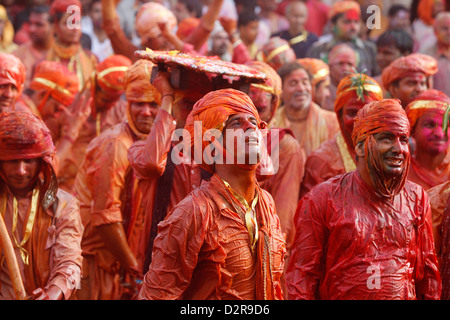 Barsana Dorfbewohner feiern Holi in Nandgaon, verspotten Nandgaon Dorfbewohner, Nandgaon, Uttar Pradesh, Indien Stockfoto