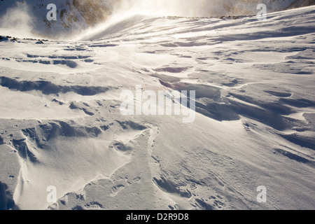 Triebschnee in Coire eine Sneachda in die Cairngorm Mountains, Schottland, Großbritannien. Stockfoto