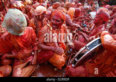 Barsana Dorfbewohner feiern Holi in Nandgaon, Uttar Pradesh, Indien, Asien Stockfoto