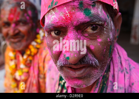 Hindus feiern Holi Festival, Dauji, Uttar Pradesh, Indien, Asien Stockfoto