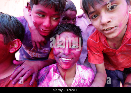 Kinder bei Holi-Fest in Goverdan, Uttar Pradesh, Indien, Asien Stockfoto