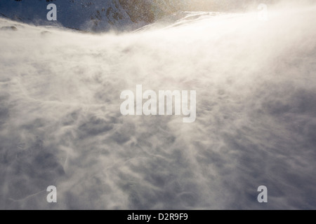 Triebschnee in Coire eine Sneachda in die Cairngorm Mountains, Schottland, Großbritannien. Stockfoto