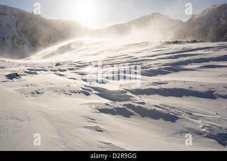 Triebschnee in Coire eine Sneachda in die Cairngorm Mountains, Schottland, Großbritannien. Stockfoto