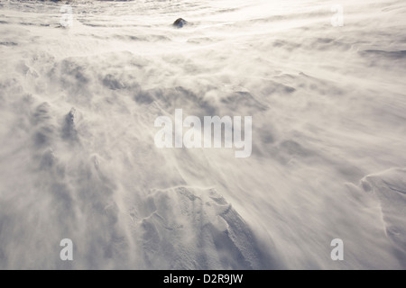 Triebschnee in Coire eine Sneachda in die Cairngorm Mountains, Schottland, Großbritannien. Stockfoto