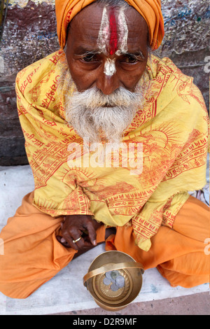 Heiliger Mann betteln vor einem Tempel, Vrindavan, Uttar Pradesh, Indien, Asien Stockfoto
