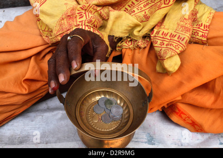 Heiliger Mann betteln vor einem Tempel, Vrindavan, Uttar Pradesh, Indien, Asien Stockfoto