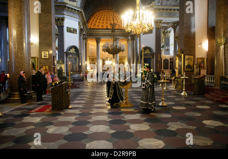 Russische orthodoxe Messe in Kazan Kathedrale, St. Petersburg, Russland, Europa Stockfoto