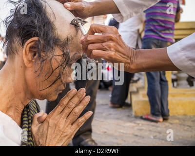 Phnom Penh, Kambodscha. 31. Januar 2013.  Eine kambodschanische Frau hat ihren Kopf rasiert und Trauer über den Tod des ehemaligen kambodschanischen Königs Norodom Sihanouk. In Kambodscha, der Ehegatte und die Kinder trauern um den Tod von ihrem Ehemann oder Vater durch das rasieren ihre Köpfe, und viele Kambodschanerinnen rasiert haben ihre Köpfe vor kurzem, weil Sihanouk als Vater der Nation verehrt wurde. Norodom Sihanouk (31. Oktober 1922 15. Oktober 2012) war der König von Kambodscha von 1941 bis 1955 und von 1993 bis 2004. Bildnachweis: ZUMA Press, Inc. / Alamy Live News. Stockfoto