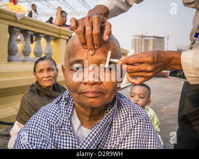 Phnom Penh, Kambodscha. 31. Januar 2013.  Eine kambodschanische Frau hat ihre Augenbrauen nach der Rasur den Kopf während der Trauer über den Tod des ehemaligen kambodschanischen Königs Norodom Sihanouk abrasiert. In Kambodscha, der Ehegatte und die Kinder trauern um den Tod von ihrem Ehemann oder Vater durch das rasieren ihre Köpfe, und viele Kambodschanerinnen rasiert haben ihre Köpfe vor kurzem, weil Sihanouk als Vater der Nation verehrt wurde. Norodom Sihanouk (31. Oktober 1922 15. Oktober 2012) war der König von Kambodscha von 1941 bis 1955 und von 1993 bis 2004. Bildnachweis: ZUMA Press, Inc. / Alamy Live News. Stockfoto