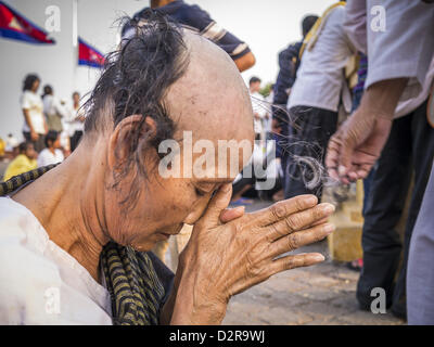 Phnom Penh, Kambodscha. 31. Januar 2013.  Eine kambodschanische Frau hat ihren Kopf rasiert und Trauer über den Tod des ehemaligen kambodschanischen Königs Norodom Sihanouk. In Kambodscha, der Ehegatte und die Kinder trauern um den Tod von ihrem Ehemann oder Vater durch das rasieren ihre Köpfe, und viele Kambodschanerinnen rasiert haben ihre Köpfe vor kurzem, weil Sihanouk als Vater der Nation verehrt wurde. Norodom Sihanouk (31. Oktober 1922 15. Oktober 2012) war der König von Kambodscha von 1941 bis 1955 und von 1993 bis 2004. Bildnachweis: ZUMA Press, Inc. / Alamy Live News. Stockfoto