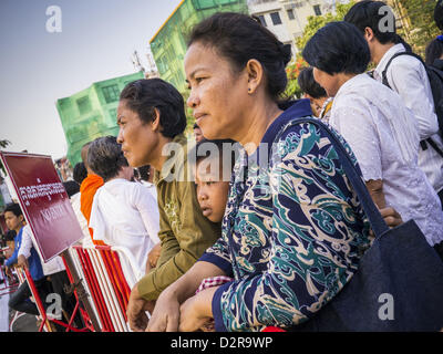 Phnom Penh, Kambodscha. 31. Januar 2013.  Menschen versammeln sich im Nationalmuseum in Phnom Penh, das Krematorium für ehemalige König Norodom Sihanouk zu sehen. Norodom Sihanouk (31. Oktober 1922 15. Oktober 2012) war der König von Kambodscha von 1941 bis 1955 und von 1993 bis 2004. Er war der effektiven Herrscher von Kambodscha von 1953 bis 1970. Nach seiner zweiten Abdankung im Jahr 2004 erhielt er den Ehrentitel "König-Vater der Kambodscha.'' Sihanouk diente zwei Amtszeiten als König, zwei als souveräner Fürst, als Präsident, zwei als Premierminister. Bildnachweis: ZUMA Press, Inc. / Alamy Live News. Stockfoto