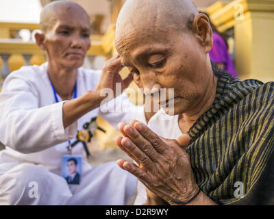 Phnom Penh, Kambodscha. 31. Januar 2013.  Eine kambodschanische Frau hat ihren Kopf rasiert und Trauer über den Tod des ehemaligen kambodschanischen Königs Norodom Sihanouk. In Kambodscha, der Ehegatte und die Kinder trauern um den Tod von ihrem Ehemann oder Vater durch das rasieren ihre Köpfe, und viele Kambodschanerinnen rasiert haben ihre Köpfe vor kurzem, weil Sihanouk als Vater der Nation verehrt wurde. Norodom Sihanouk (31. Oktober 1922 15. Oktober 2012) war der König von Kambodscha von 1941 bis 1955 und von 1993 bis 2004. Er war der effektiven Herrscher von Kambodscha von 1953 bis 1970. Bildnachweis: ZUMA Press, Inc. / Alamy Live News. Stockfoto