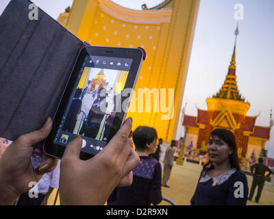 Phnom Penh, Kambodscha. 31. Januar 2013.  Eine Person nimmt ein Foto des Norodom Sihanouks Krematoriums im Nationalmuseum in Phnom Penh. Norodom Sihanouk (31. Oktober 1922 15. Oktober 2012) war der König von Kambodscha von 1941 bis 1955 und von 1993 bis 2004. Er war der effektiven Herrscher von Kambodscha von 1953 bis 1970. Nach seiner zweiten Abdankung im Jahr 2004 erhielt er den Ehrentitel "König-Vater der Kambodscha.'' Sihanouk diente zwei Amtszeiten als König, zwei als souveräner Fürst, als Präsident, zwei als Premierminister. Bildnachweis: ZUMA Press, Inc. / Alamy Live News. Stockfoto