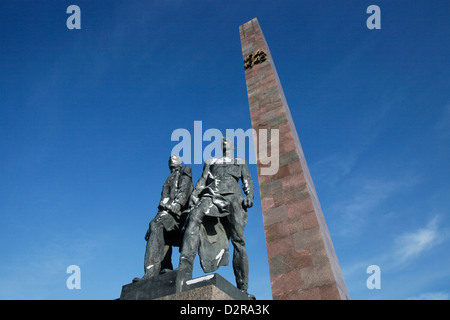 Bronzefiguren von Soldaten, die Leningrad während Zweiter Weltkrieg, Victory Square War Memorial, St. Petersburg, Russland verteidigt Stockfoto