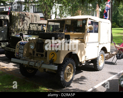 Jahrgang des 2. Weltkrieges LandRover in Wüste Farben in Woodhall Spa Wochenend-40er Jahre Stockfoto