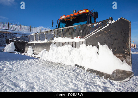 Eine Pistenraupe auf eine Skipiste in den Cairngorm Mountains. der Klimawandel bedroht die Lebensfähigkeit der vielen Skigebiete. Stockfoto