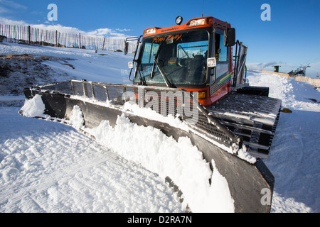 Eine Pistenraupe auf eine Skipiste in den Cairngorm Mountains. der Klimawandel bedroht die Lebensfähigkeit der vielen Skigebiete. Stockfoto