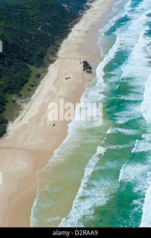 Antenne von den 75 Mile Beach und Mahona II Schiffbruch erleiden, Fraser Island, UNESCO-Weltkulturerbe, Queensland, Australien, Pazifik Stockfoto