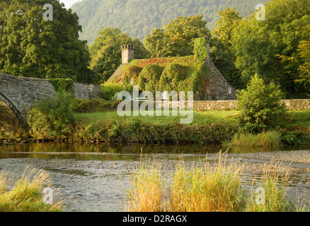 Cottage und Flusses Conwy Romanum Gwynedd Wales Stockfoto