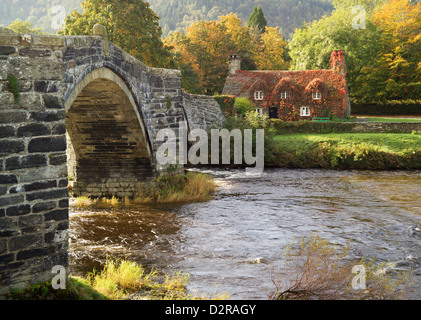 Ferienhaus und Inigo Jones Brücke Romanum Gwynedd Wales Stockfoto