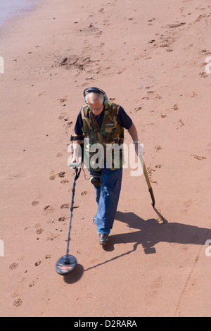 Mann am Strand mit Metalldetektor Teignmouth Devon England Stockfoto