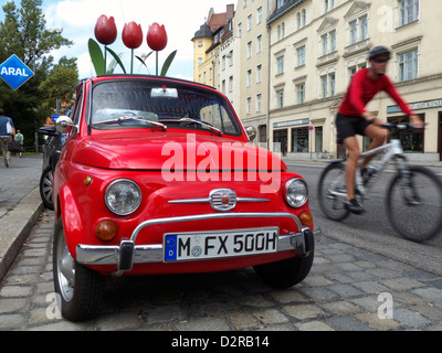 Ein Fiat 500 als Hochzeit Autoinserate Parken an der Straße Stockfoto