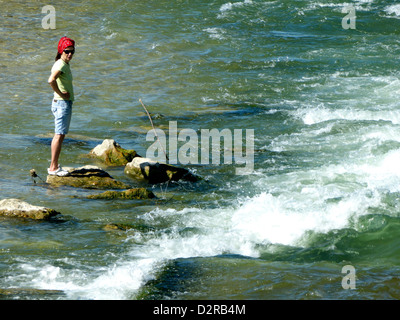 Deutschland München Isar Fluss Re-Naturization. Eine Frau steht auf einem Felsen an der Isar Stockfoto
