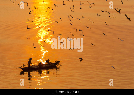 Fischer bei Sonnenaufgang, Tonle Sap Fluss, Phnom Penh, Kambodscha, Indochina, Südostasien, Asien Stockfoto