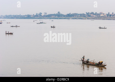 Fischer bei Sonnenaufgang, Tonle Sap Fluss, Phnom Penh, Kambodscha, Indochina, Südostasien, Asien Stockfoto