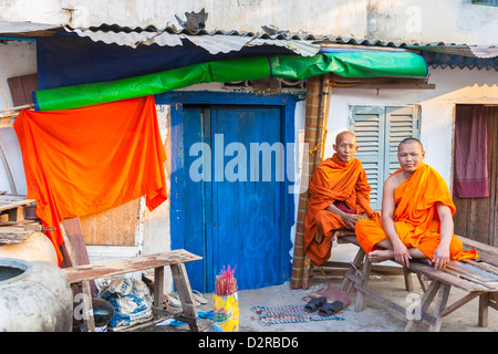 Buddhistische Mönche durch die blaue Tür, Phnom Penh, Kambodscha, Asien, Südostasien, Indochina Stockfoto