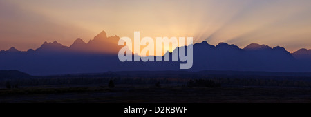 Panorama-Foto des Sonnenuntergangs über der Kathedrale-Gruppe von Bergen, Grand-Teton-Nationalpark, Wyoming, USA Stockfoto