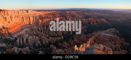 Panorama-Foto des Sonnenaufgangs vom Bryce Point, Bryce-Canyon-Nationalpark, Utah, Vereinigte Staaten von Amerika, Nordamerika Stockfoto