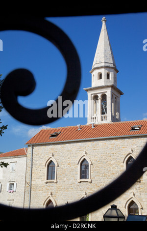 Glockenturm der Kirche betrachtet durch schmiedeeiserne Geländer der Altstadt, Bidva, Montenegro, Europa Stockfoto