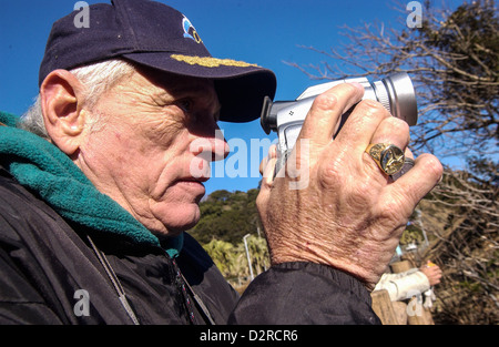 Ex-Delfin-Trainer und Aktivist Ric O'Barry Einnahme Videomaterial in der Bucht in Taiji, Wakayama, Japan Stockfoto