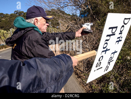 Ex-Delfin-Trainer und Aktivist Ric O'Barry Einnahme Videomaterial in der Bucht in Taiji, Wakayama, Japan Stockfoto