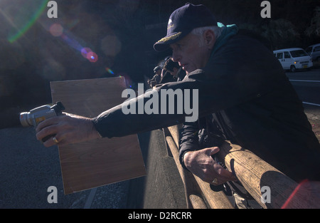 Ex-Delfin-Trainer und Aktivist Ric O'Barry Einnahme Videomaterial in der Bucht in Taiji, Wakayama, Japan Stockfoto