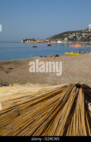 Blick auf Budva Altstadt und Strand, Bucht von Budva, Montenegro, Europa Stockfoto