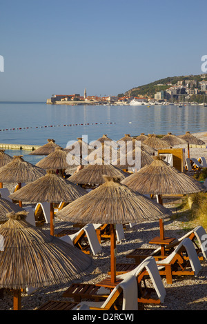 Blick auf Budva Altstadt und Strand, Bucht von Budva, Montenegro, Europa Stockfoto